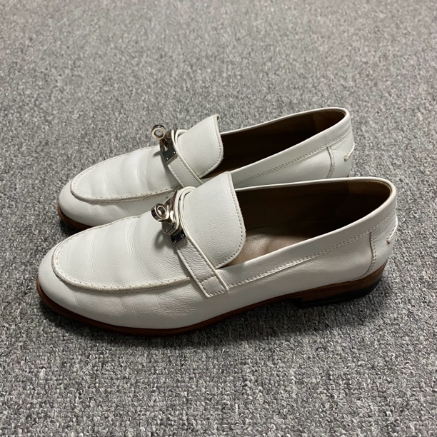 95新 Hermes/爱马仕 97新/37码/白色kelly扣乐福鞋/BF00456