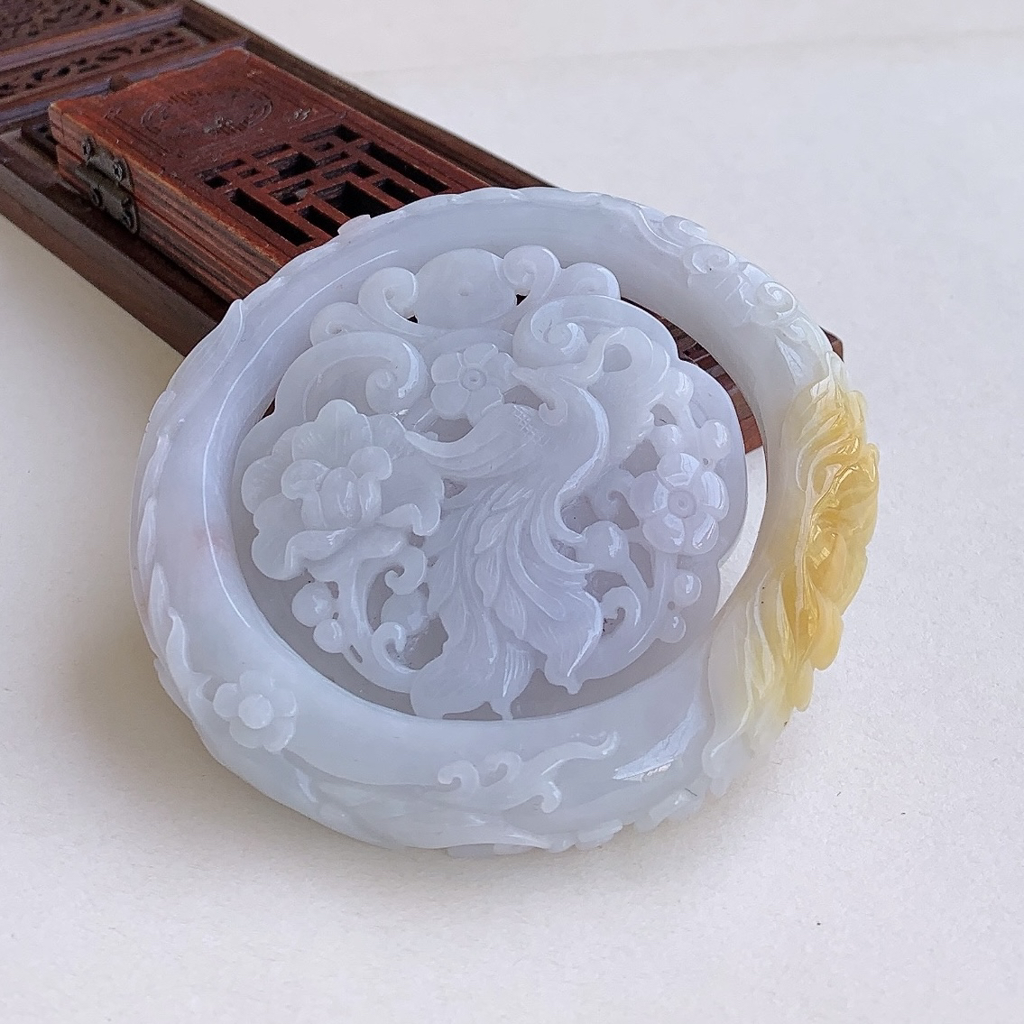 清爽黄翡精雕凤穿牡丹雕花玉镯60mm圈口缅甸A货翡翠雕花黄皮手镯