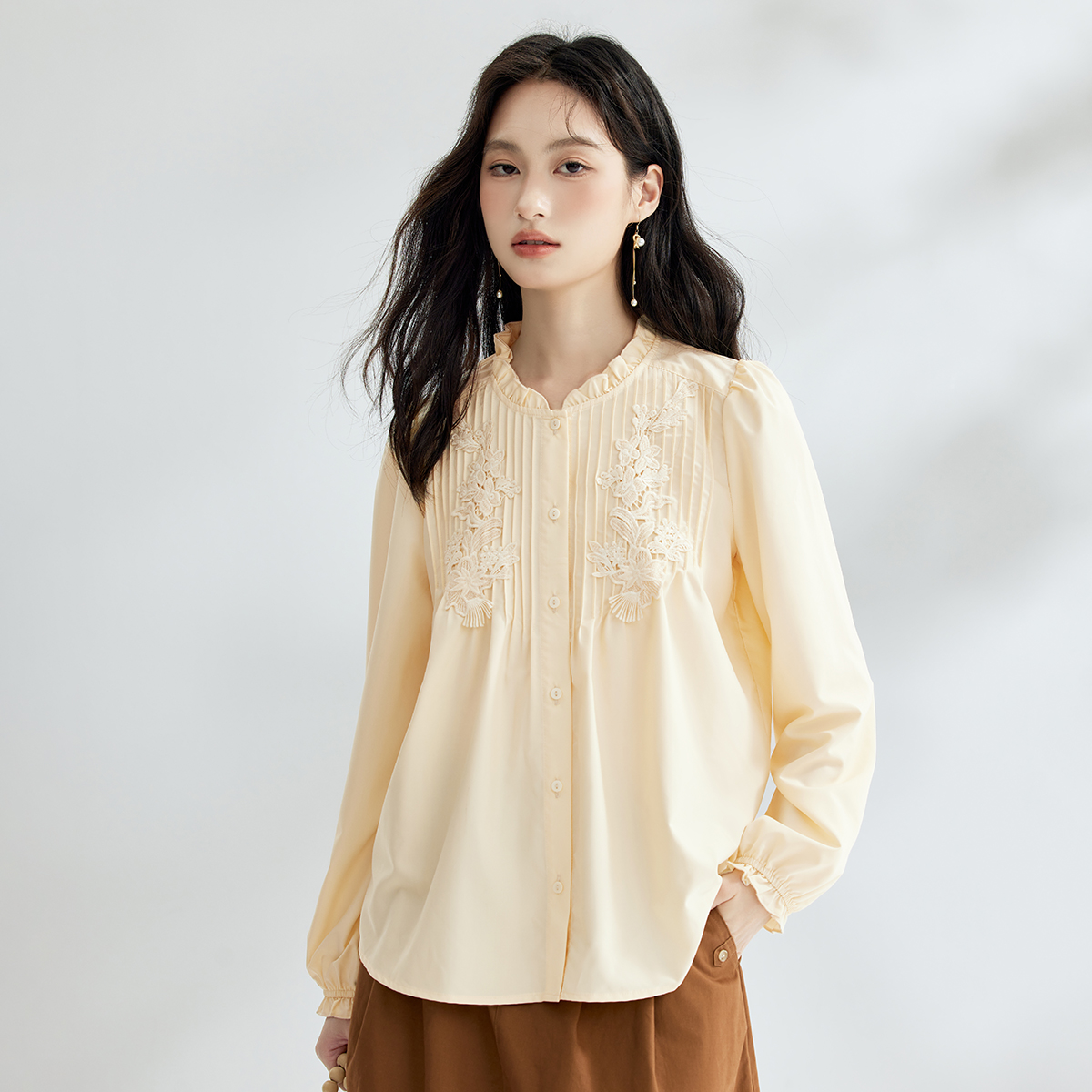 茵曼2024春秋新款女衬衫衬衣长袖气质休闲领通勤圆领甜美绣花爆款