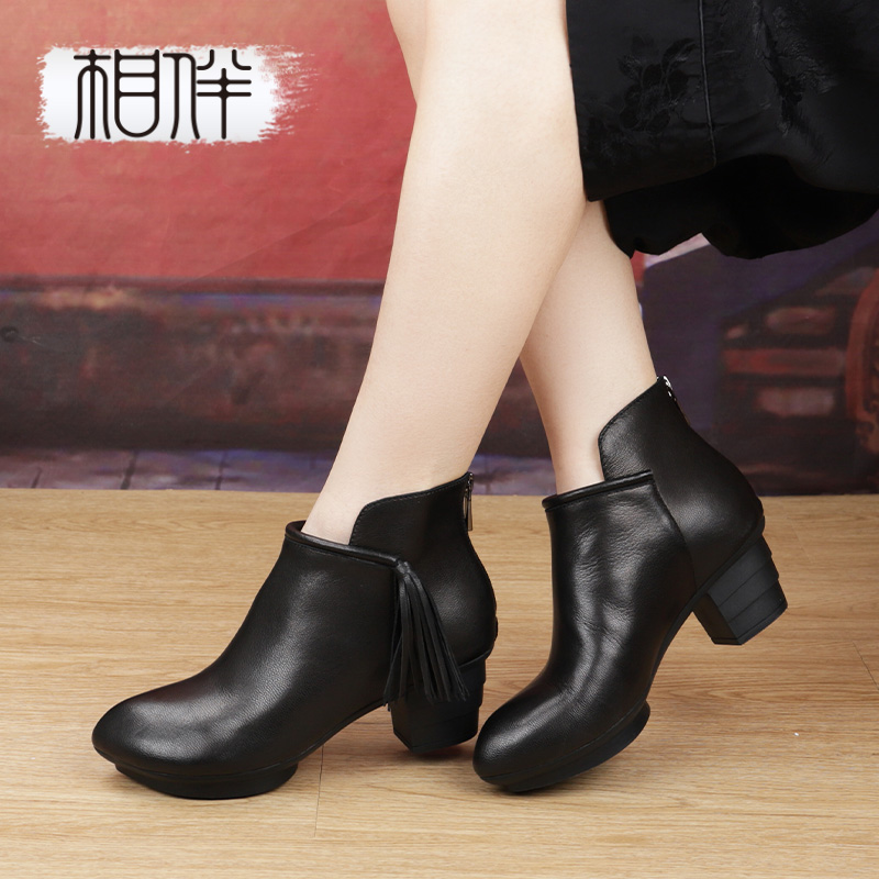 相伴复古真皮羊皮秋冬女士靴子民族风中老年粗跟流苏短靴52978