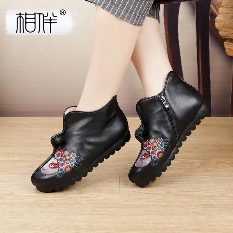 相伴春秋中老年软底女士平底真皮短靴复古刺绣脸谱鞋妈妈鞋52945