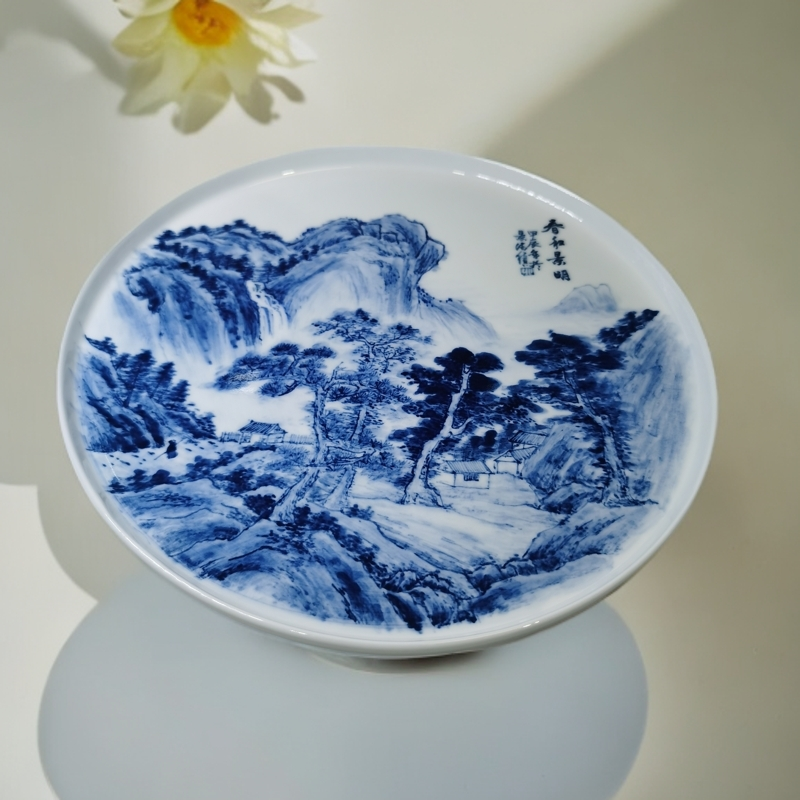 景德镇高温釉下青花山水手绘茶盘直径25厘米，高1.5厘米。