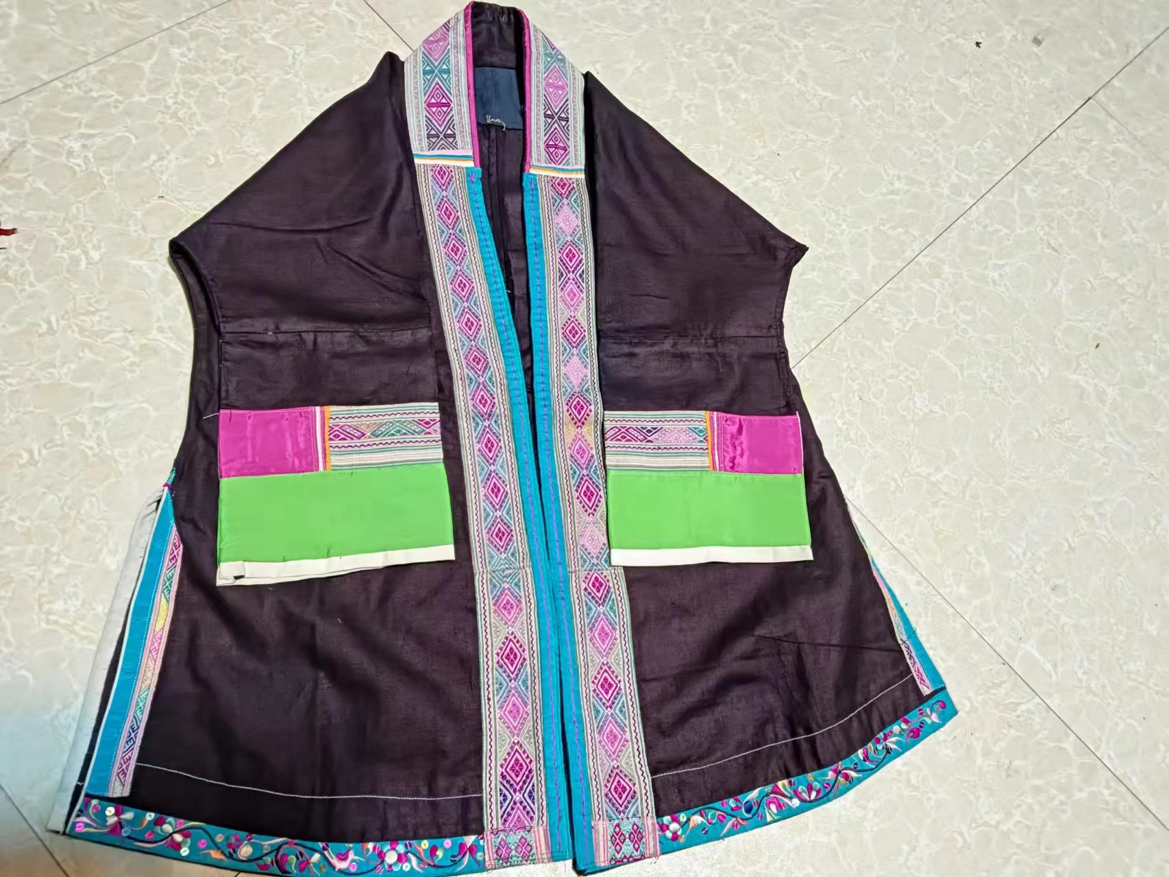 侗族少数民族服饰