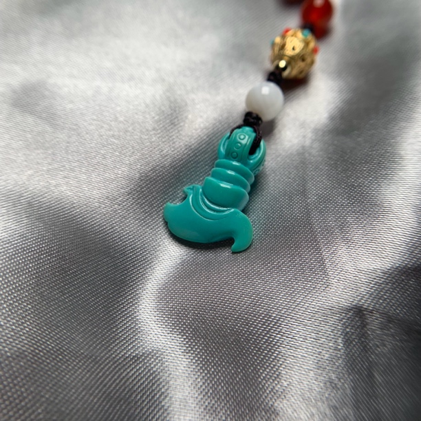 原矿绿松石玉化配饰，尺寸20*14.5*7.8重3.8g