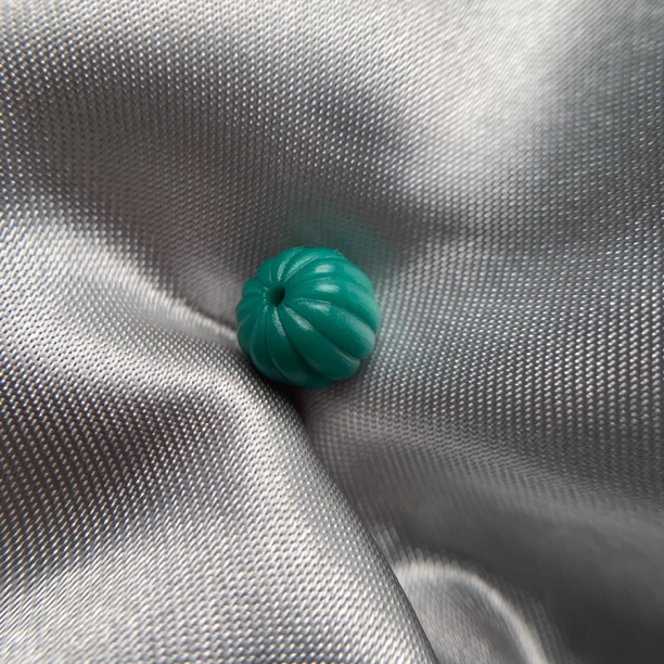 原矿高瓷玉化绿料瓜珠，尺寸8.5*7重0.7