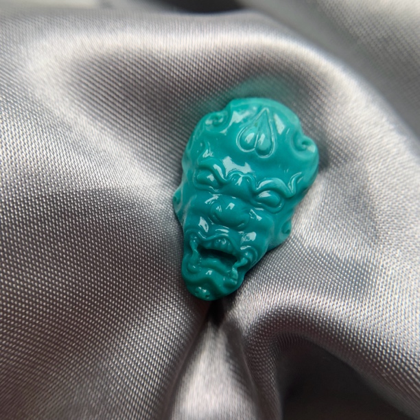 原矿绿松石特色雕刻牌子，尺寸25*15.2*7.5重3.6