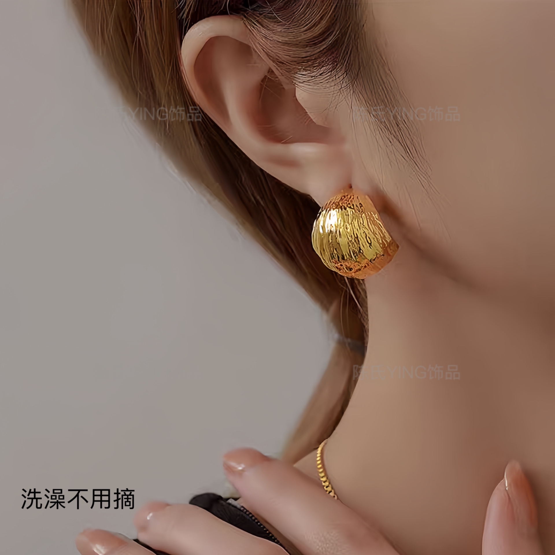 钛钢耳饰 【洗澡不用摘】法式复古亮面褶皱感耳钉小众拉丝弧形耳饰
