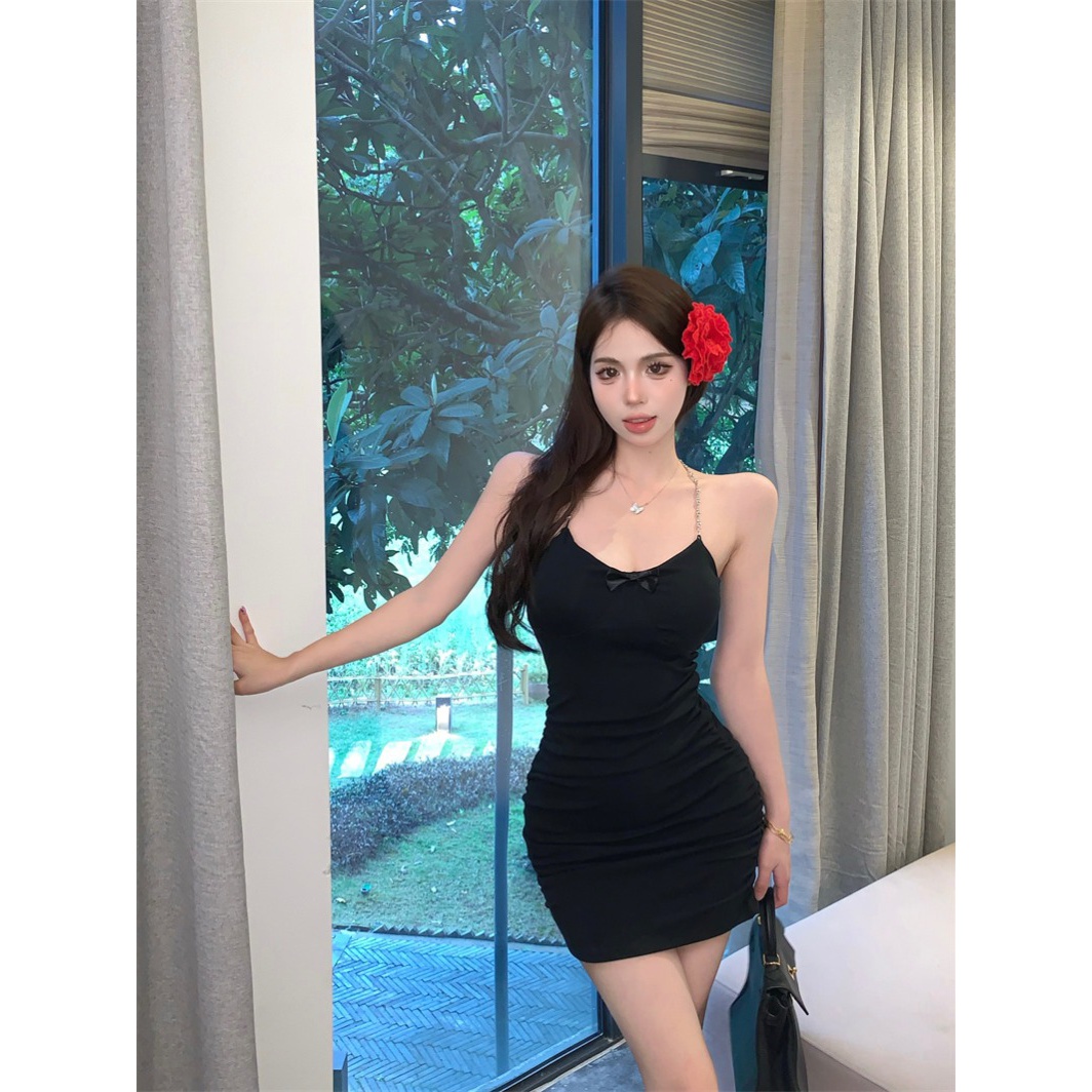 法式名媛风挂脖收腰辣妹连衣裙女2024夏季V领修身显瘦包臀短裙子