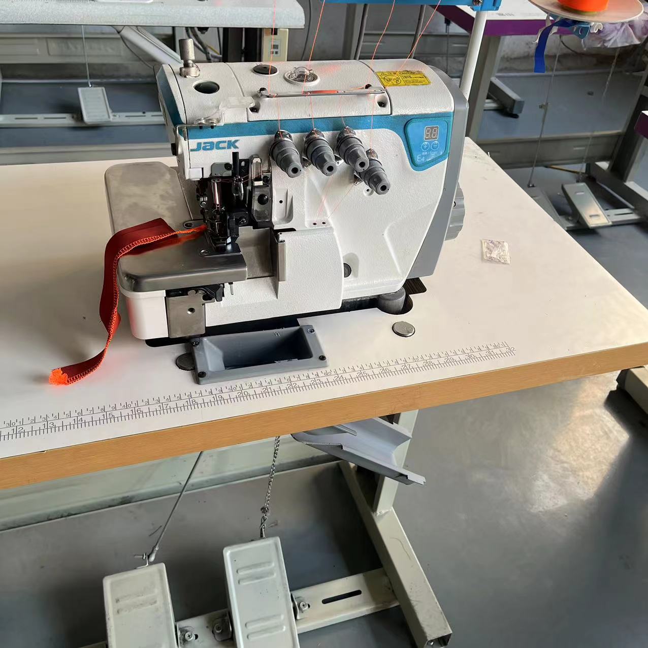 杰克E4直驱锁边机4线