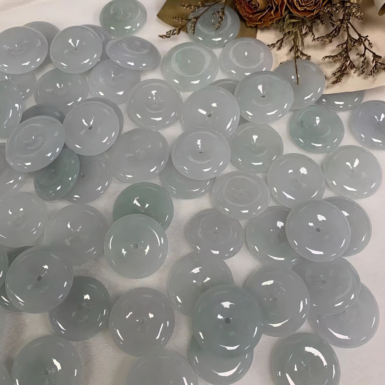 缅甸天然A货翡翠细糯白底平安扣吊坠男女时尚吊坠-多样性发其一