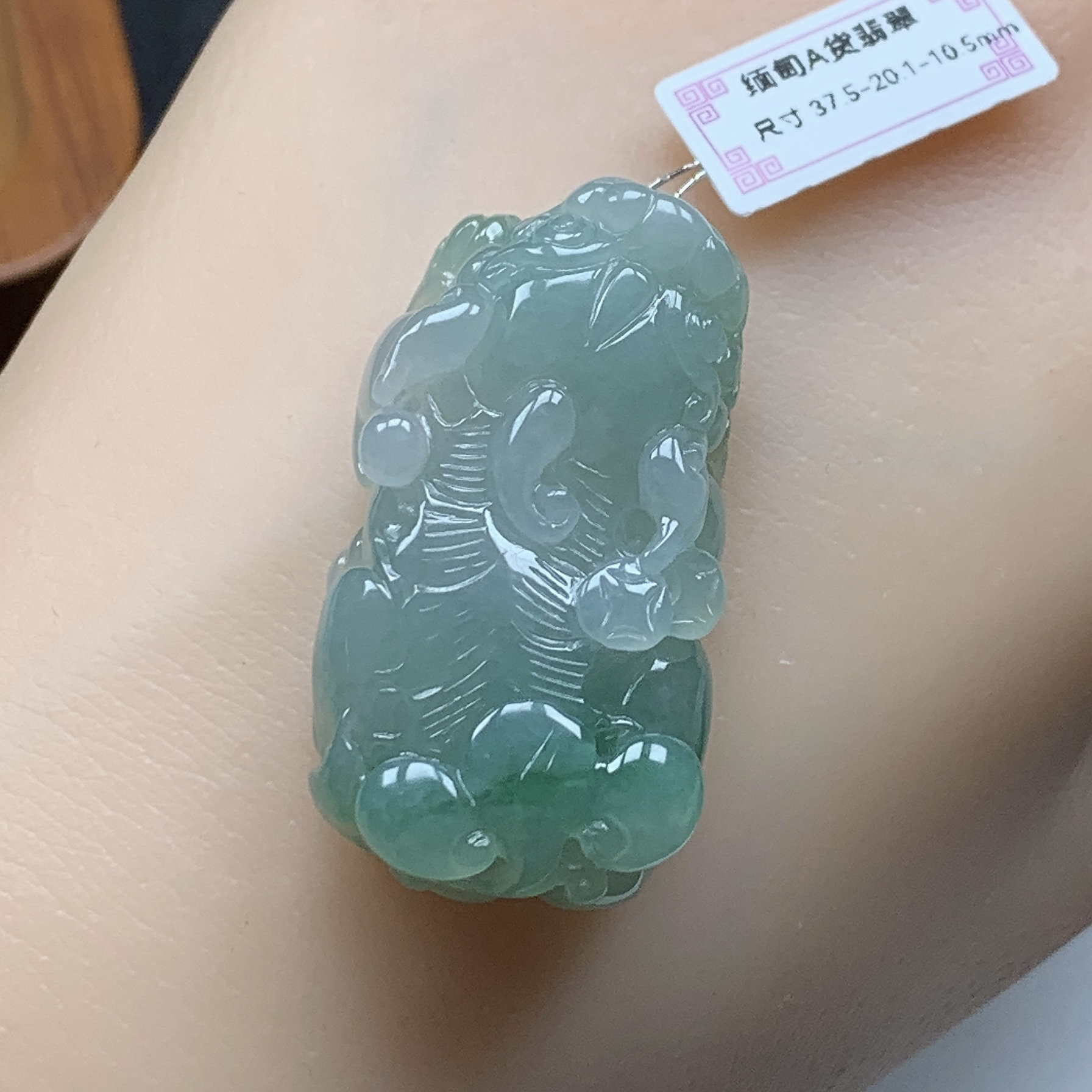 缅甸天然翡翠A货冰飘绿精雕招财貔貅吊坠