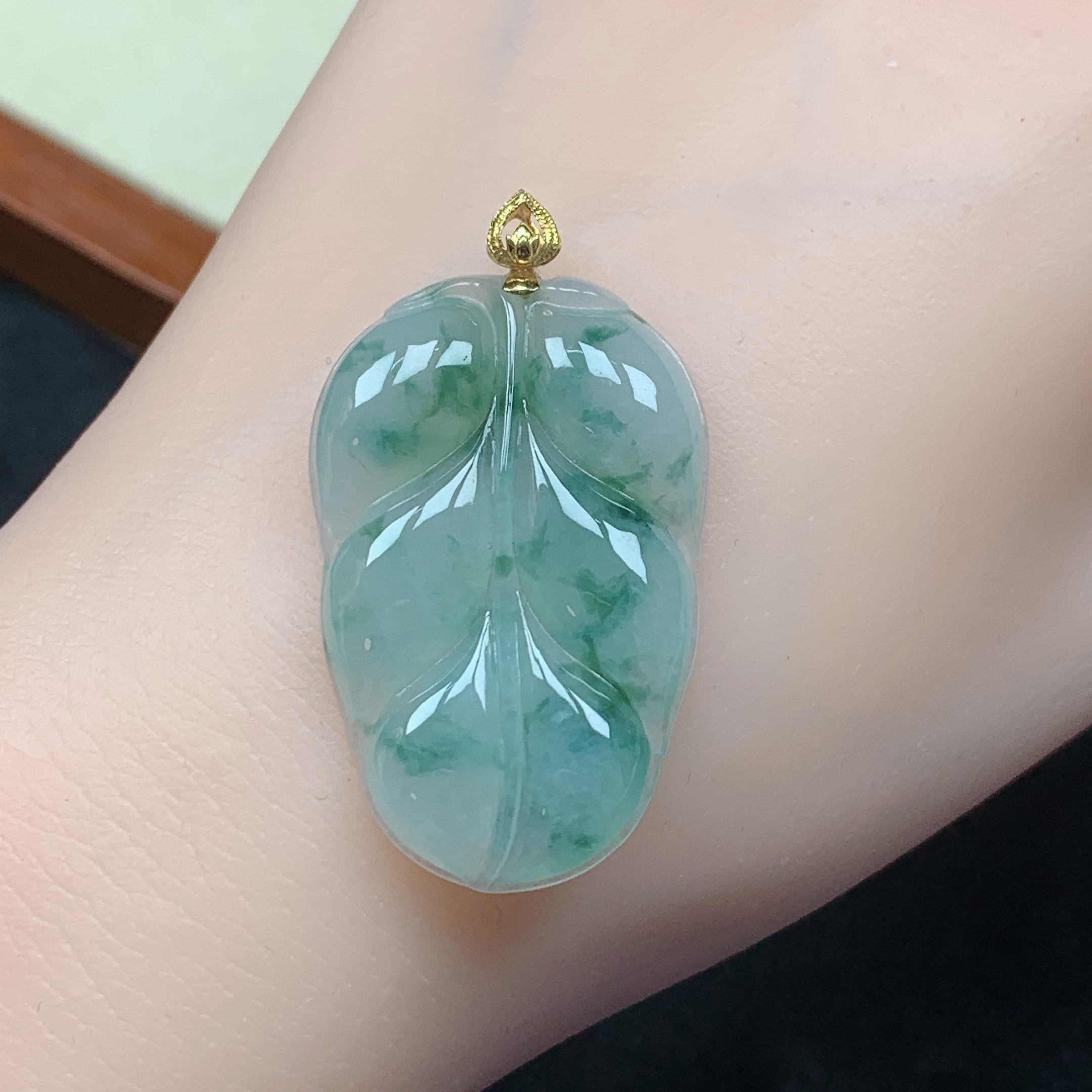 缅甸天然翡翠A货18k金扣头镶嵌冰飘花叶子吊坠38×24.7×5mm
