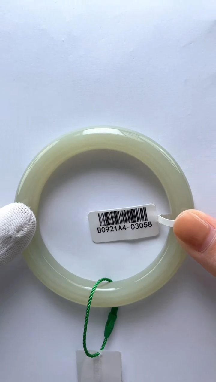 【闪购商品】和田玉手镯未镶嵌58