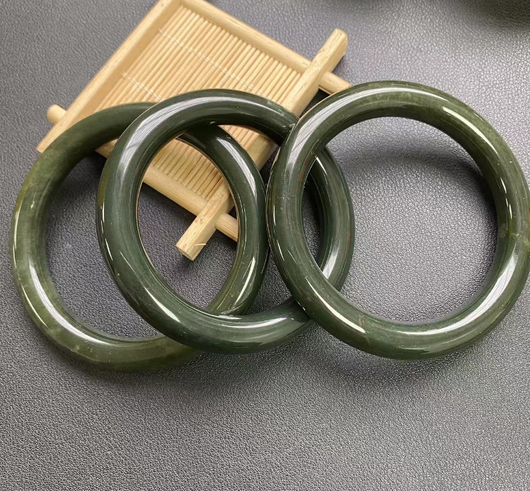 天然和田玉牛油果手镯正圈多样性随机发货不指定