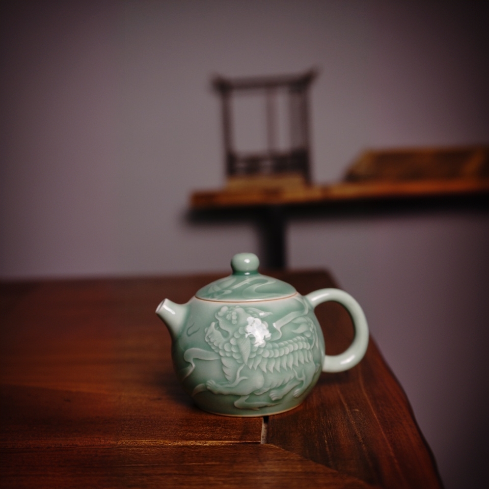 《狮子舞绣球》查有祥手工青瓷西施壶茶具茶器龙泉青瓷雕刻陶瓷