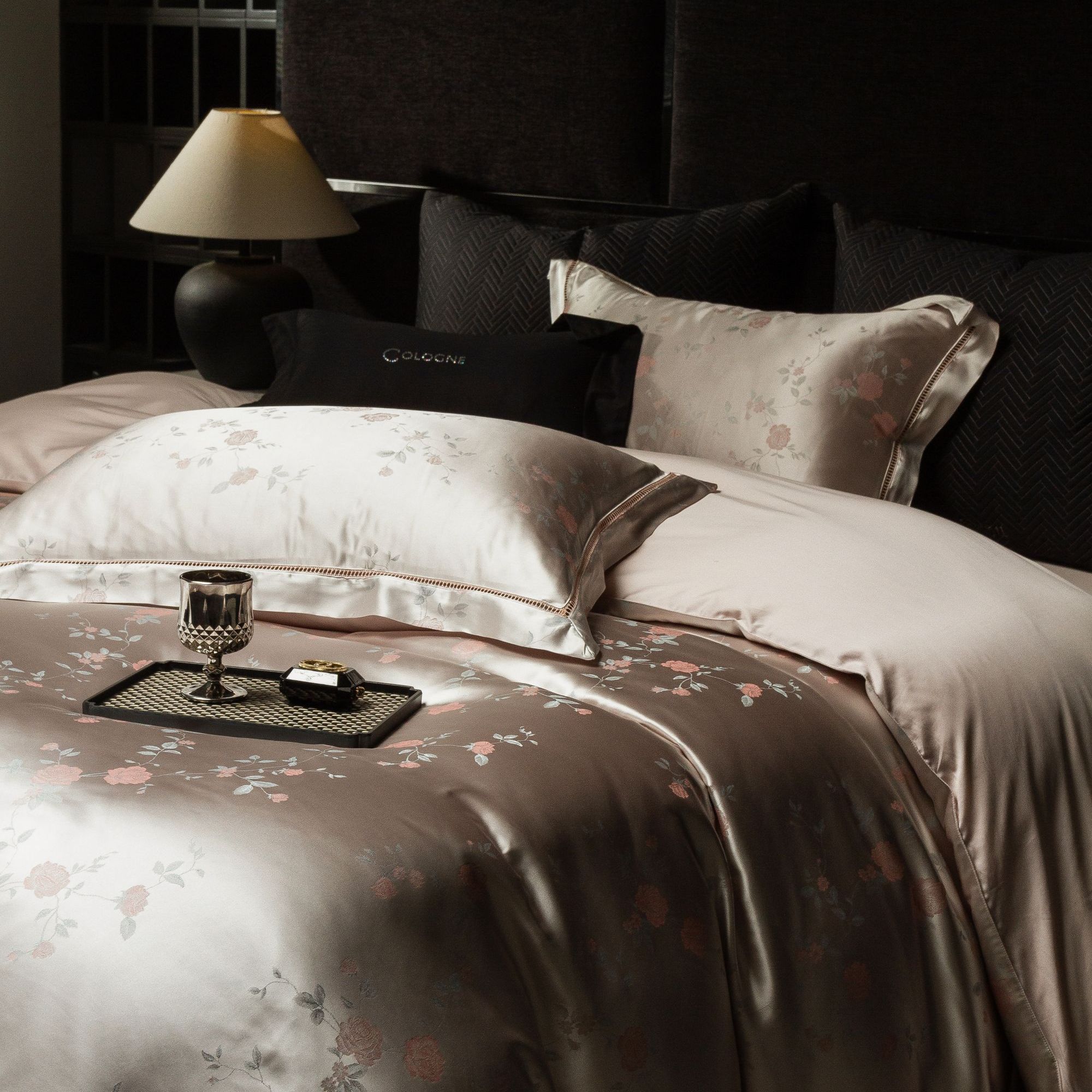 绣花夫人/花涧白玉/高精密色织锦缎/镂空工艺/色织提花四件套/KL