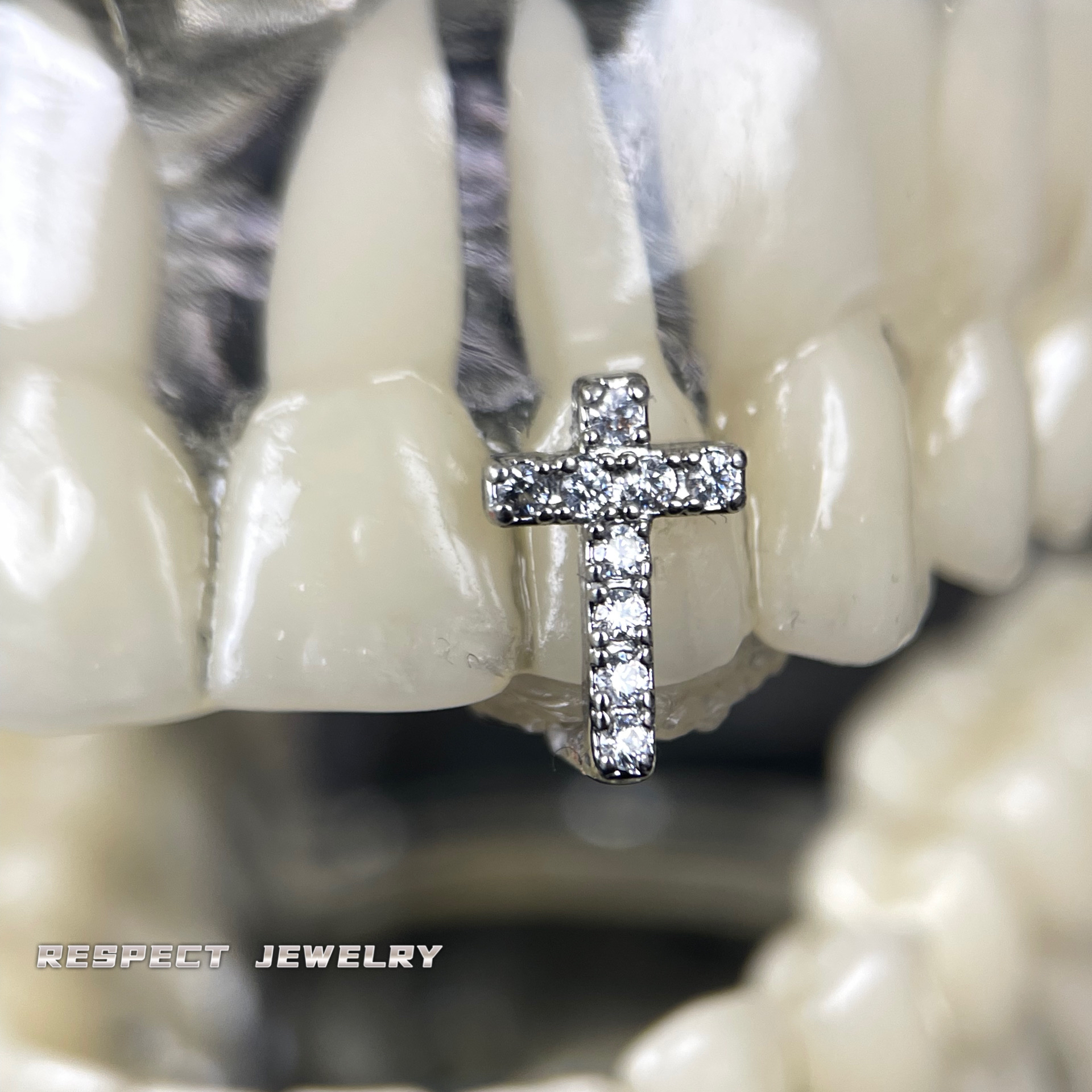 铜合金合成锆石吊坠 RESPECT 通用款牙套简约十字架grillz