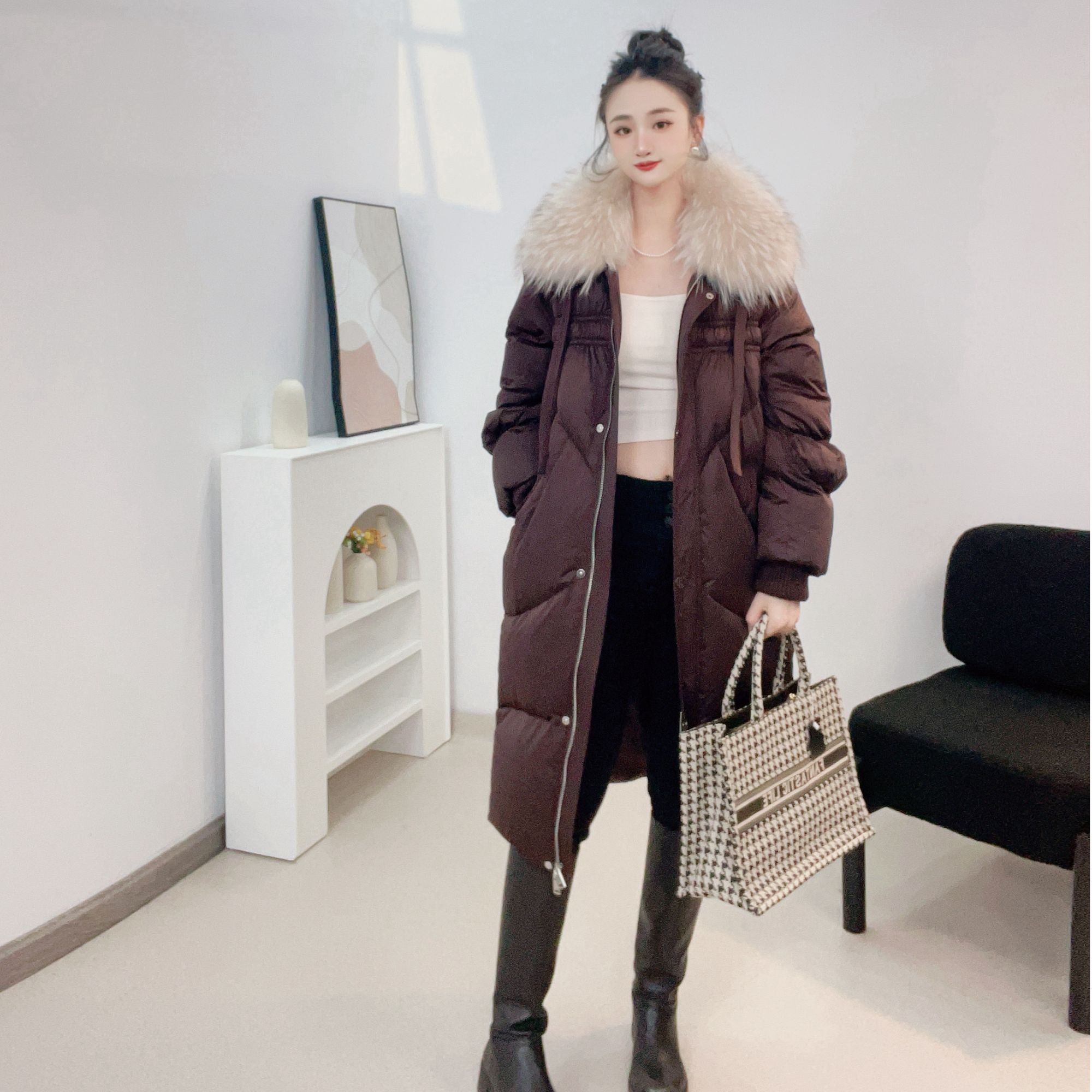 海宁羽绒服女2024年新款流行貉子毛白鹅绒外套
