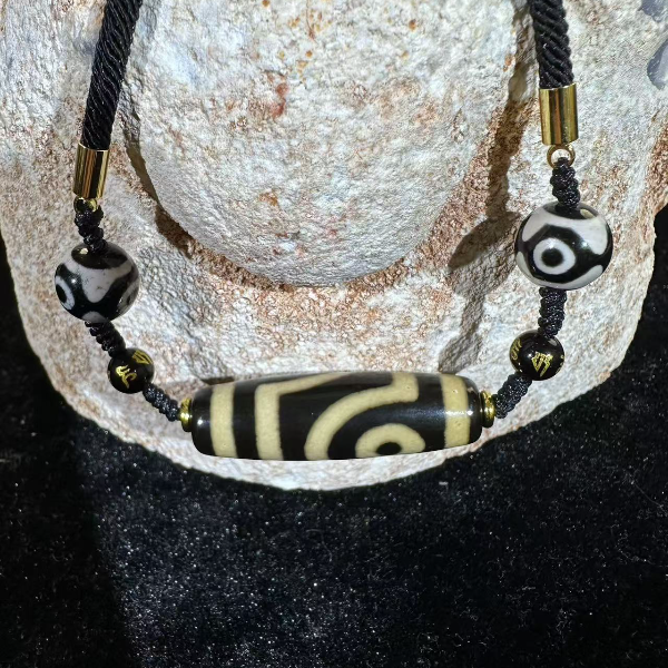 【千千冰冰】二眼牙黄圆润饱满漂亮天然玛瑙圆润搭配两颗小三眼珠子