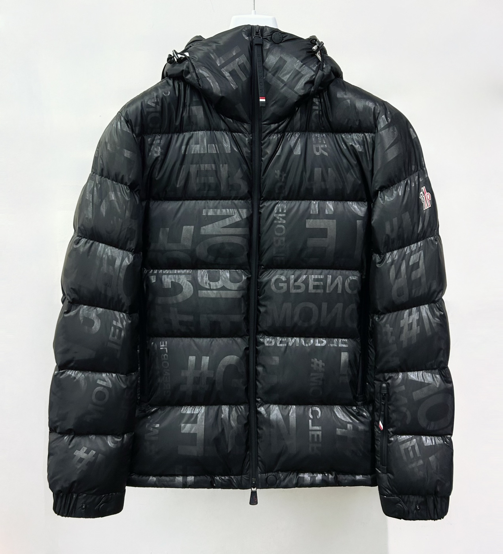 全新未使用 MONCLER M ISORNO 满印字母logo连帽羽绒服 1A00053
