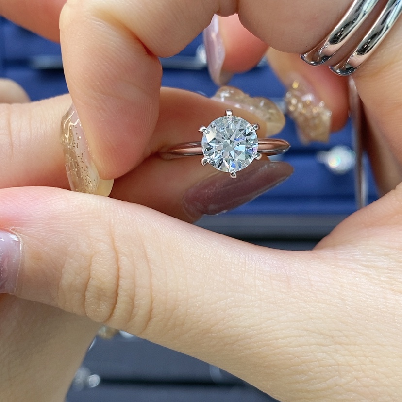 【闪购商品】实验室培育钻石18K金镶嵌六爪