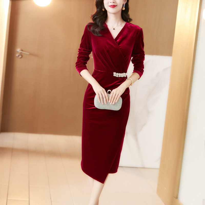 红色金丝绒连衣裙秋冬2025新款女装高端气质婚宴妈妈装礼服中长款