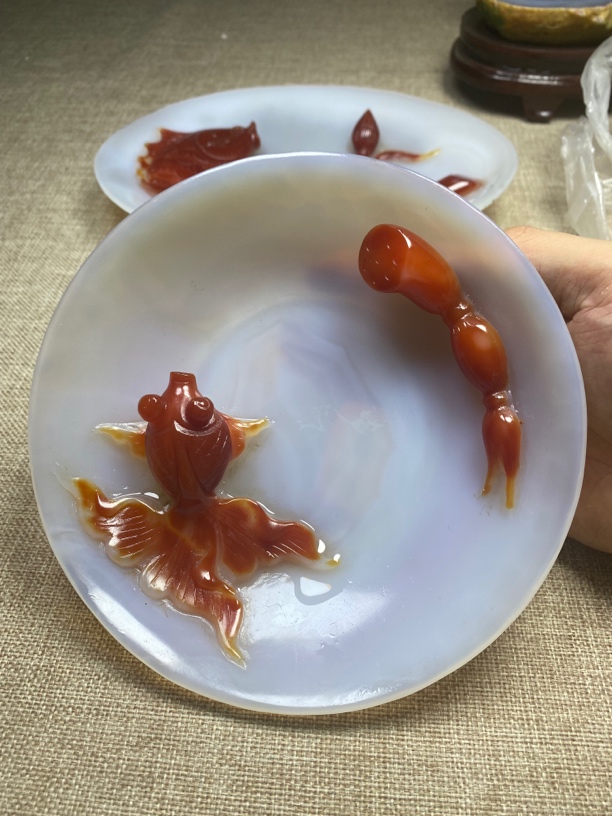 俏色巧雕玛瑙玉盘