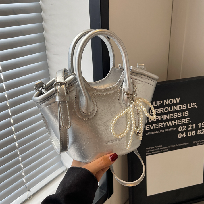 银色小众设计感手提小水桶包斜挎包2025新款潮时尚百搭休闲小包包