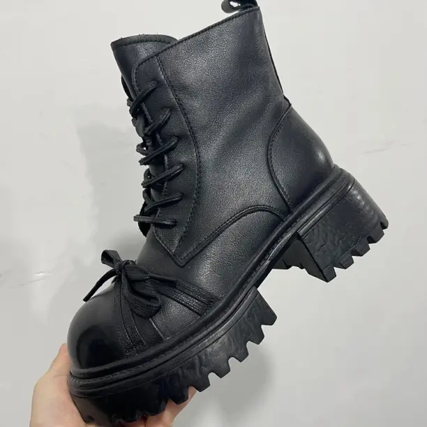 头层牛皮。 女士厚底加绒马丁靴