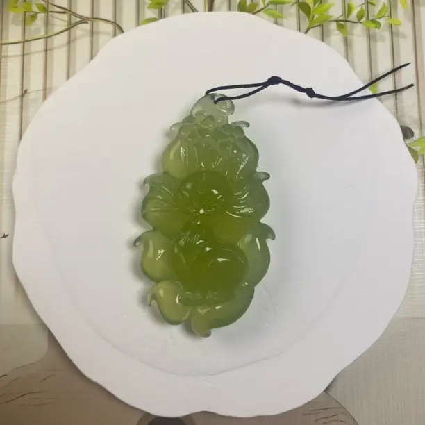 天然岫玉精美手工雕刻九尾狐吊坠高冰挂件