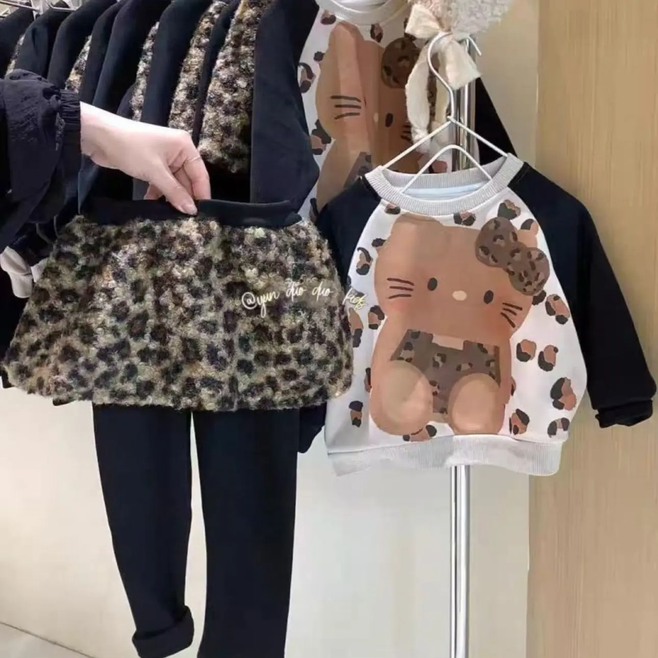 女童秋冬韩版卡通小猫印花加绒卫衣豹纹屁帘加绒打底裤套装