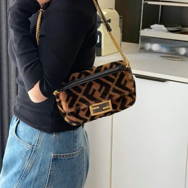 99新 FENDI/芬迪 fendi Baguette法棍迷你羊毛FF图案链条斜挎包