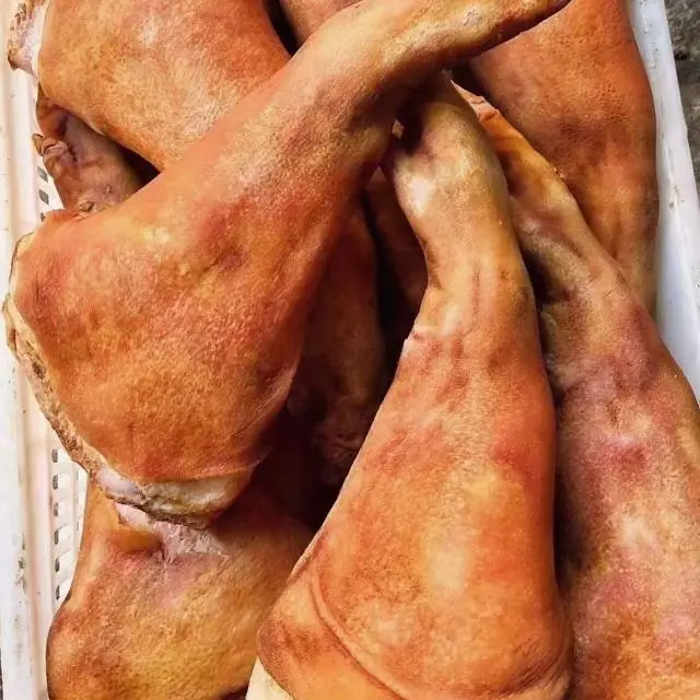 镇雄烟熏腊猪脚煮猪食喂养的农家土猪