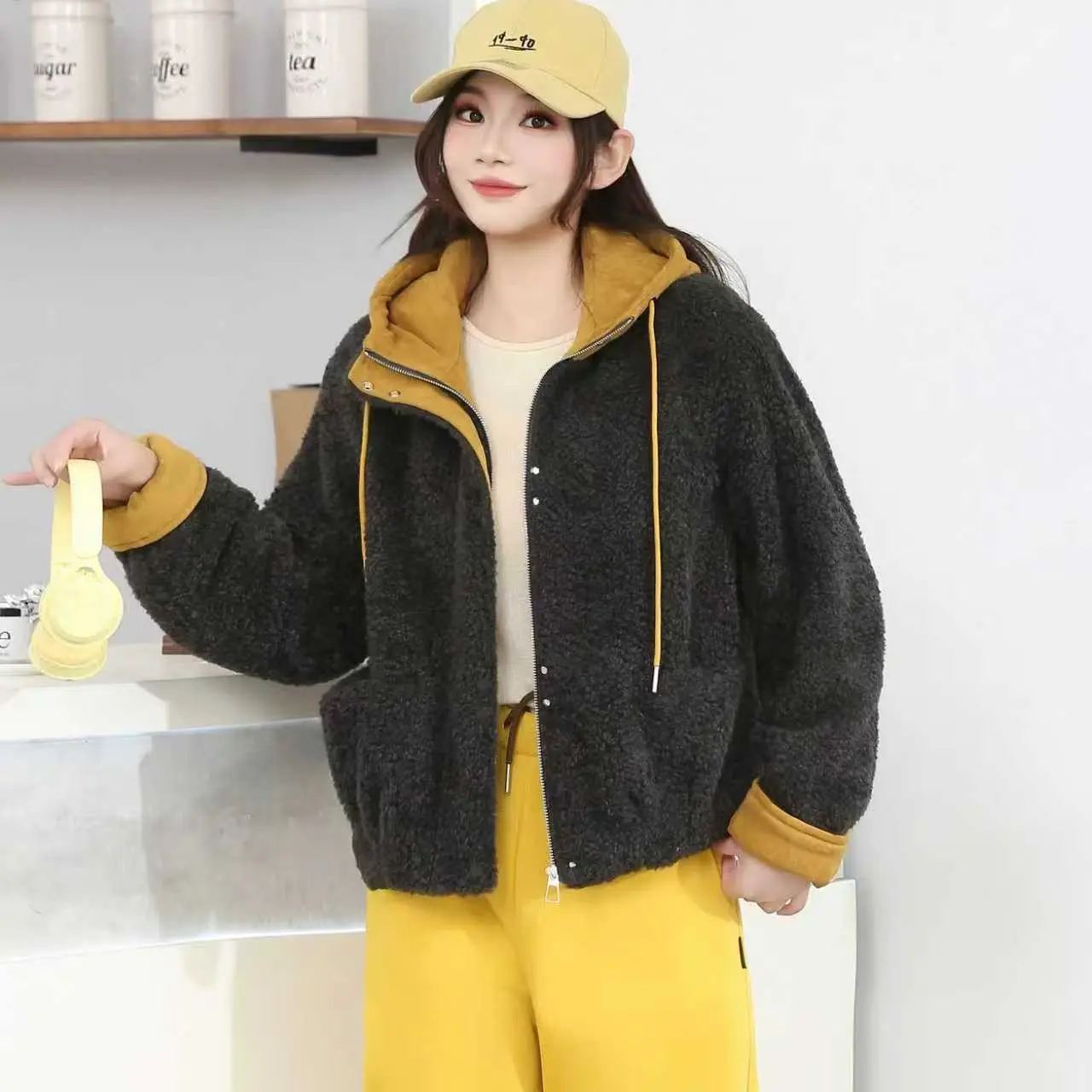 2025撞色内里加绒连帽短外套冬季加绒保暖羊羔毛外套百搭显瘦女