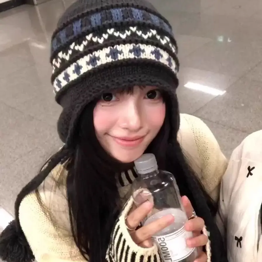 2025显脸小费尔岛针织帽女秋冬新款保暖加绒毛球毛线帽护耳雷锋帽