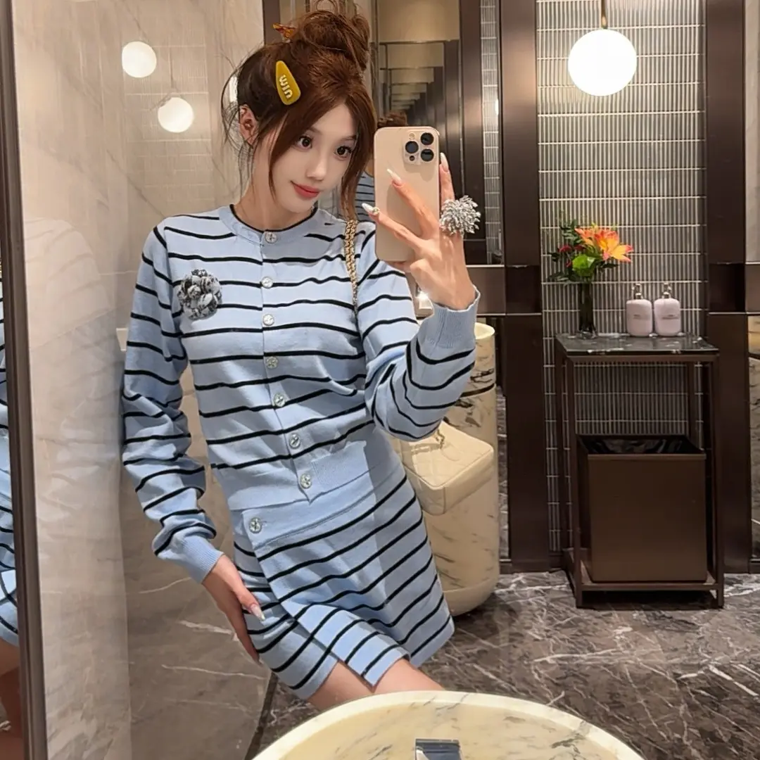 04 0  lan色重工蓝条纹宽松针织开衫搭配针织短裙秋冬女套装