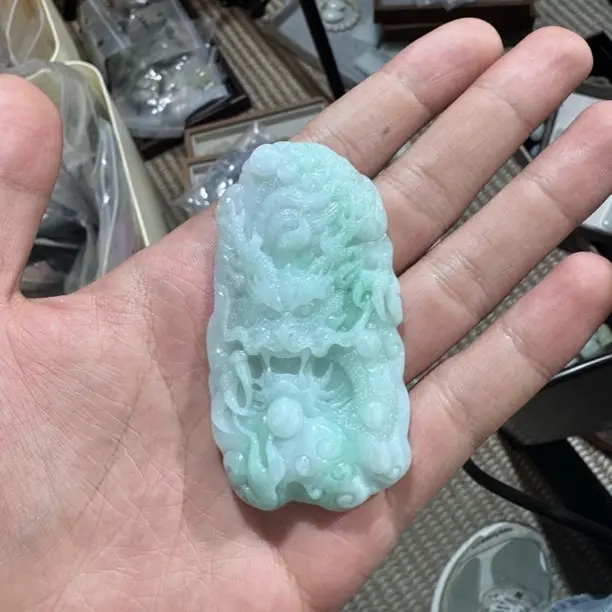 天然A货缅甸翡翠飘绿龙牌吊坠