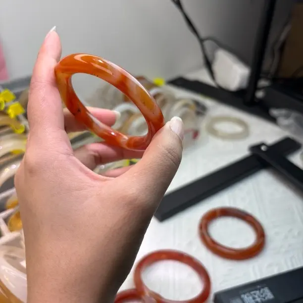 天然玛瑙手镯红色53圈口