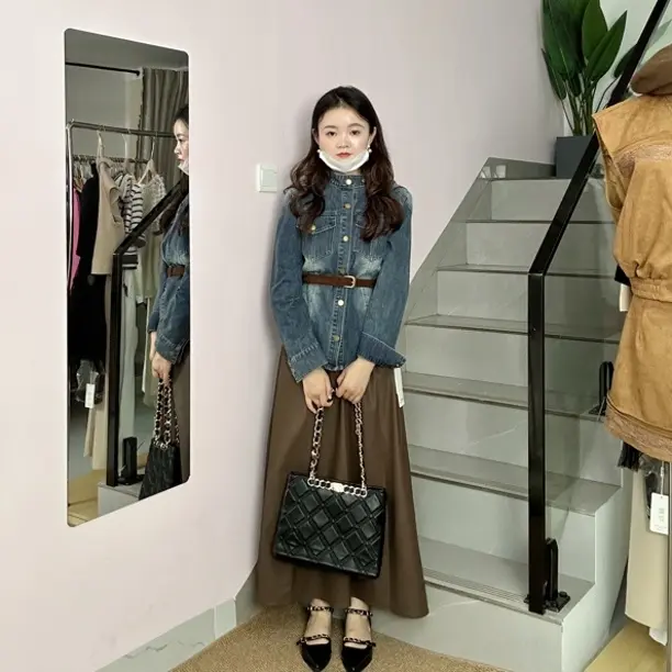 时尚复古翻领腰带牛仔外套搭配垂感松紧腰半身裙