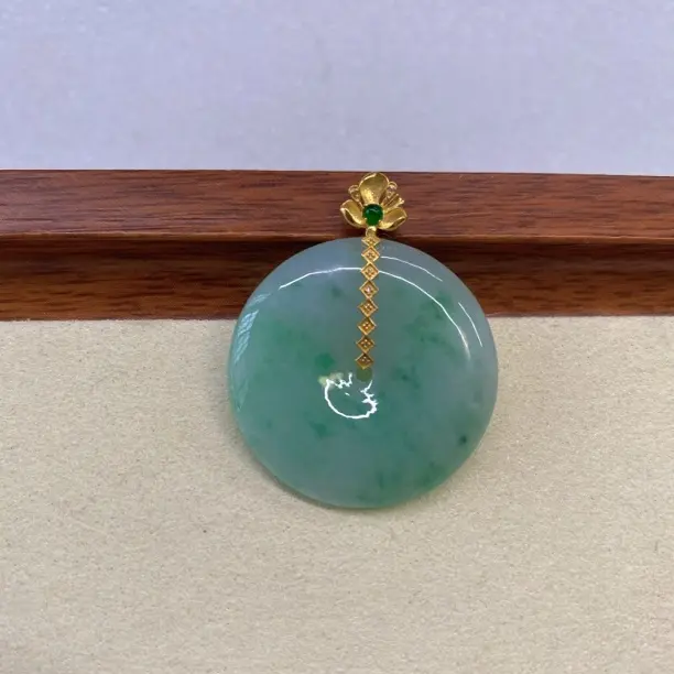 天然A货翡翠，18K金镶嵌冰种飘绿平安扣吊坠，裸石尺寸多