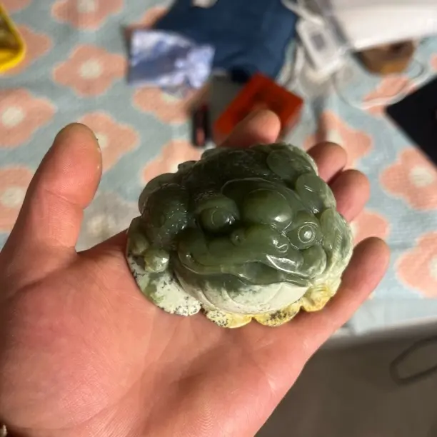 精品河磨玉金蟾吊坠雕刻