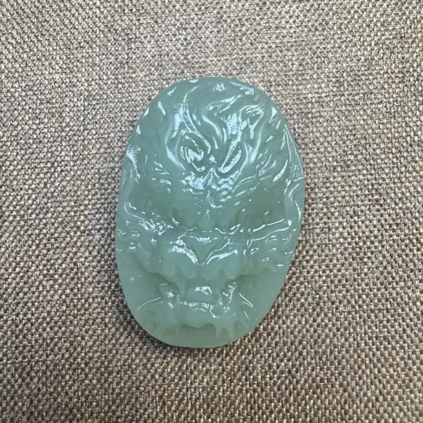 和田玉龙头挂件高37.6毫米宽25.6毫米厚8.1毫米重9克