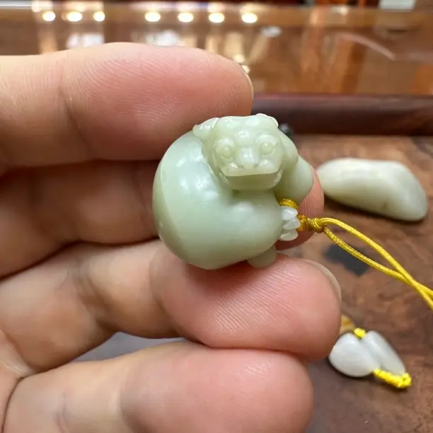 ，手工雕刻，料子油润细腻，雕工精湛