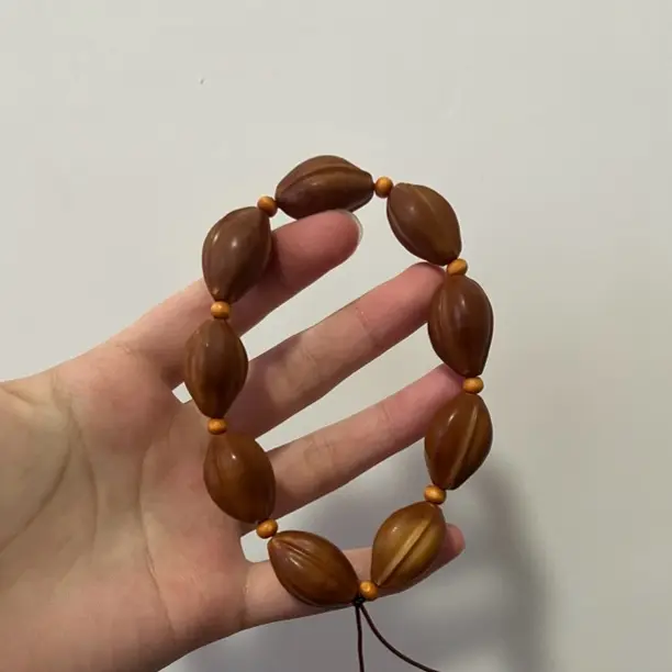 橄榄核雕 微瑕瑕疵鲨鱼背