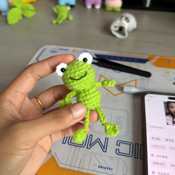 钩织迷你吊脚小青蛙
