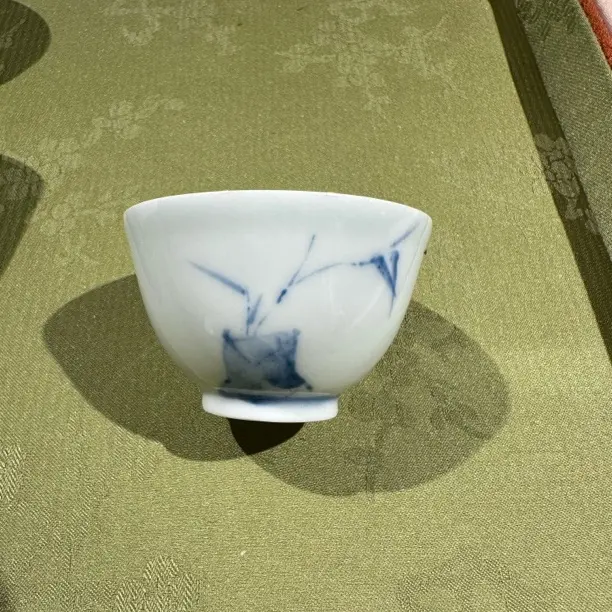 手绘釉下彩青花瓷主人杯