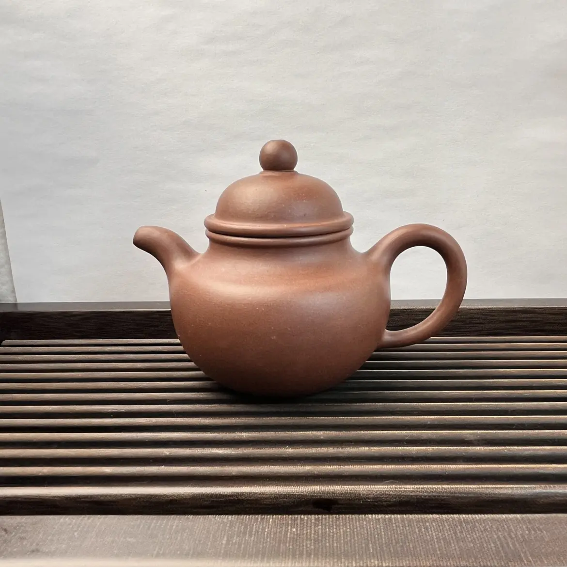 国助工倪友章红泥掇球壶黄龙山原矿底槽清全手工容量150cc。紫砂壶