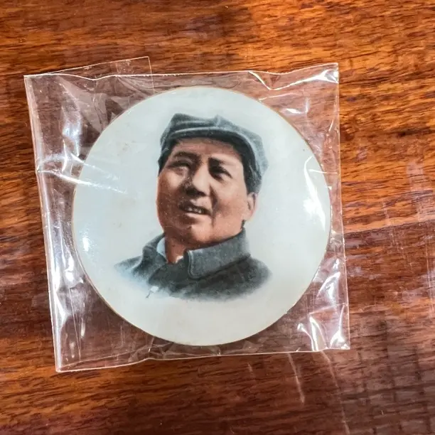 湖南瓷带金边精美工艺毛爷爷像章值得收藏特色商品