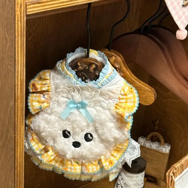 秋冬新款白色狗狗蝴蝶结黄色格子马甲毛绒狗狗衣服泰迪比熊