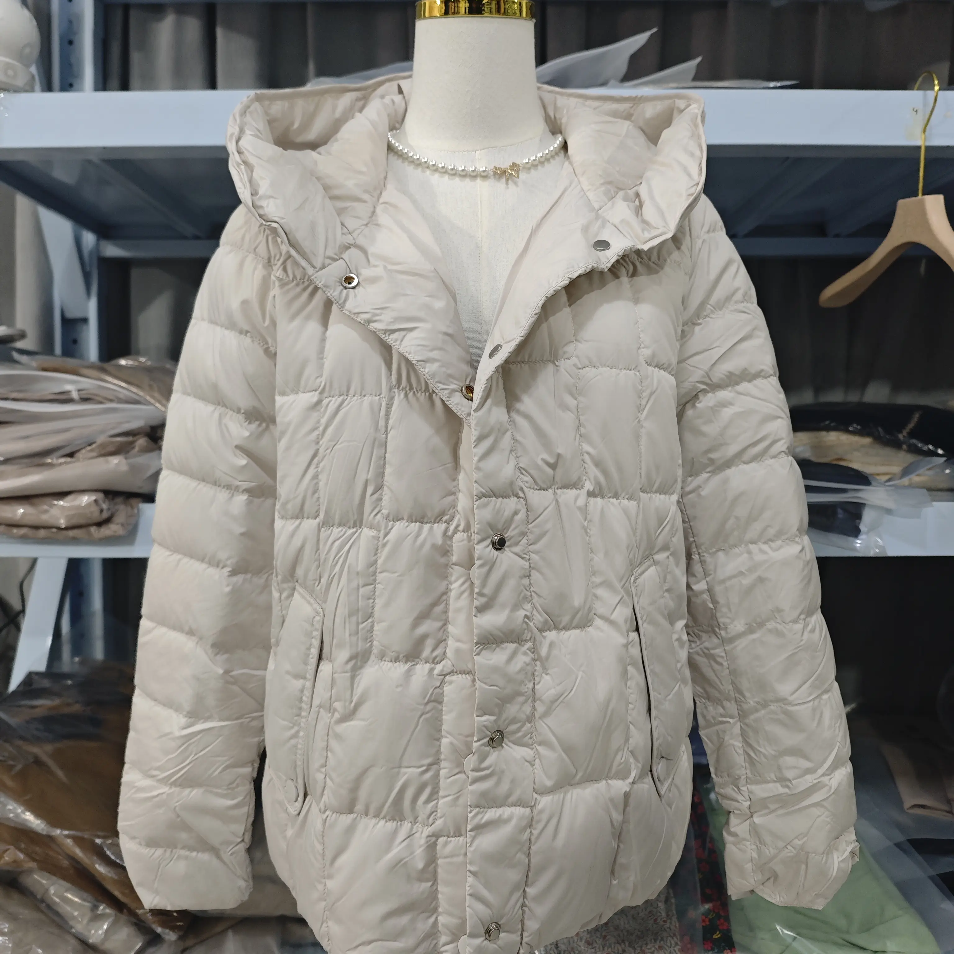 【5239】女款短款白鸭绒连帽时尚休闲保暖冬季